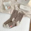 Braune, dicke Wintersocken mit Katzen-Design und weissen Punkten für warme Damenfüsse. - Einheitsgröße / Khaki