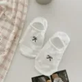 Sommer süße Schleife Stickerei Boot Socken, einfarbig dünn rutschfest unsichtbare Socken Damen. - Einheitsgröße / Reinweiß