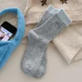 Graue und blaue gestreifte Wollstrümpfe mit einer niedlichen Stickerei egg für Damen. - Einheitsgröße / Hellgrau