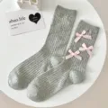 Grijze halverwege kuit sokken voor dames met schattige roze strikken, effen geribbeld design - Grijs + Roze Strik