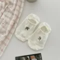 Koreanische Ins-Stil Damen weiße flache Bootssocken mit schwarzer Schleifenstickerei. - Einheitsgröße / Cremeweiß