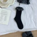 Damen schwarze Mittelsocken mit grauer Schleife Rüschenbündchen, süße Lolita Winterstrümpfe. - Einheitsgröße / Schwarz