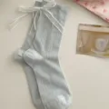 Hellblaue Ballett-Core-Mittelsocken mit weißer Spitzenborte und Schleife für Damen. - Einheitsgröße / Blau