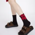 Damen Wadenstrümpfe mit auffälligem rotem Blumenmuster, stilvolle und bequeme Socken. - Einheitsgröße / Schwarz + Rote Blume