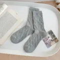 Graue Zopfmuster Mid-Tube Socken für Damen, gemütliche Retro Strumpfwaren für den Alltag. - Einheitsgröße / Grau