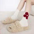 Gemütliche Plüschhausschuhe kombiniert mit süßen roten Blumensocken für Damen im Winter. - Einheitsgröße / Weiß + Rote Blume
