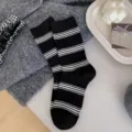 Koreanische gestreifte Wadenstrümpfe für Damen, lässige schwarz-weiße Freizeitsocken. - Einheitsgröße / Schwarz