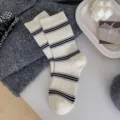 Koreanische Damen lässige gestreifte Wadenstrümpfe Herbst neue einfache Mikrodruck Strickstrümpfe - Einheitsgröße / Weiß