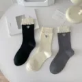 Bequeme Baumwollsocken fuer Damen mit suessen Herzen und gerauschten Baendchen in Beige. - Einheitsgröße / Weiß