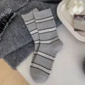 Graue gestreifte Mittelsocken für Damen, bequeme Baumwollsocken im Strickdesign für Alltag. - Einheitsgröße / Hellgrau
