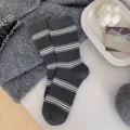 Koreanische graue gestreifte Mittelsocken für Damen im Herbst minimalistische Freizeitsocken - Einheitsgröße / Dunkelgrau