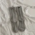 Calze al polpaccio grigie con ricamo a cuore carino e dettaglio di lettere in cotone. - Grigio chiaro
