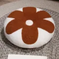Coussin en peluche rond en forme de fleur, oreiller décoratif marron et blanc doux. - Café et Blanc