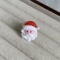 Nahaufnahme des niedlichen Harz Weihnachtsmann Ring Charms, festliches Zubehör. - Weihnachtsmann mit lockigem Bart