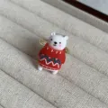 Niedlicher Weihnachts Eisbaer Harz Ring mit rotem Pullover, schicker Modeschmuck. - Bär in roter Kleidung