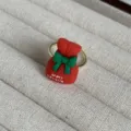 Nahaufnahme des süßen Weihnachtsgeschenktüten-Rings mit grüner Schleife und feinem Band. - Weihnachtsgeschenktüte