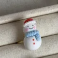 Niedlicher Weihnachts-Schneemann-Harzring mit blauem Schal, festlicher Modeschmuck. - Schneemann mit Schal und roten Knöpfen