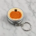 Gros plan détaillé de la boîte à pilules en métal avec citrouille perlée et porte-clés. - Motif Citrouille (3)
