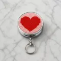Vue de détail en gros plan du porte-clés cœur en perles métalliques et de la boîte de rangement. - Motif Cœur Rouge