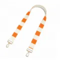 Breiter, orange-weiß gestreifter Web-Taschenriemen mit goldenen Metallverschlüssen. - Gestreifter Stil / Orange Und Weiß