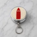 Porte-clés pilulier en métal de perles de rocaille avec un joli motif de crayon rouge. - Style Crayon (2) / Coloré