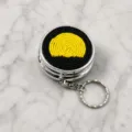Gros plan détaillé de la boîte à pilules en métal perlé noir et jaune et du porte-clés portable. - Style Chat Noir Perlé Entrelacé Noir-Jaune (YSK-027)