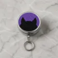 Gros plan détaillé du porte-clés boîte à pilules en métal perlé motif chapeau de sorcière chat. - Style Perlé à la Main Violet-Noir (YSK-027)