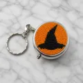 Gros plan détaillé du porte-clés chapeau de sorcière en perles orange et noires fait à la main. - Style Chapeau de Sorcière Noir Fond Orange (YSK-027)