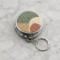 Détail boîte à pilules en métal et perles, pendentif porte-clés géométrique portable. - Style Géométrique Morandi 2