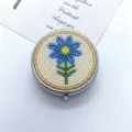 Handgemachte Saatperle Runde Pillendose Kreative perlenbesetzte Blumen Metall Schmucketui - Blaue Blume Gelbe Staubblätter Stil (8)