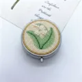 Handgefertigte Perlen Schmuckschatulle mit elegantem Maiglöckchen Blumen Motiv Detail. - Weiß Grün Gewebte Maiglöckchen Stil (9)
