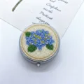 Handgemachte perlenbesetzte metall pillenbox dekorative aufbewahrungsbox detailansicht - Blaue Hortensie Perlen Stil (10)