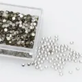 Flache Strasssteine in transparenter Box für DIY Diamond Painting und Nail Art Details. - SS4 (1,5-1,6mm) (1440 Stk./Packung) / 101 Weiß