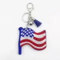 Detaillierte Nahaufnahme des handgefertigten Perlen-USA-Flaggen-Schlüsselanhängers mit blauer Quaste. - US-Flaggen-Stil / Stil 3 / Regenbogen