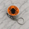 Nahaufnahme des handgefertigten Perlen Spinnen Pillendose Schlüsselanhängers Detail. - Orangefarbene Spinne