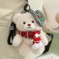 Süßer Weihnachts-Plüsch-Teddybär-Schlüsselanhänger mit kariertem Hut und rotem Schal. - Hahnentritt Hut Roter Schal - Weiß