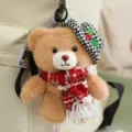 Süßer Weihnachts-Teddybär Plüsch-Anhänger, weiche Stoffpuppe mit Schal und Mütze. - Hahnentritt Hut Roter Schal - Braun