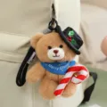 Süßer Weihnachts Teddybär Plüschtier Schlüsselanhänger, flauschiger Rucksack Anhänger mit Mütze. - Schwarzer Hut Blaue Schal Stock - Braun