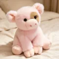 Simatico maialino di peluche rosa seduto con macchia marrone, morbida bambola per bambini. - Maialino Fantasia