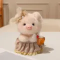 Süßes Plüschschweinchen mit kariertem Kleid und Schleife, ideal als weicher Taschenanhänger. - Gelbes Karo-Kleid Picknickkorb