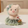 Süßes kleines Schweinchen Plüschtier mit grünem Karokleid, Schleife und Korb, weiche Puppe. - Grünes Karo-Kleid Picknickkorb