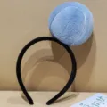 Niedlicher blauer Plueschball Haarreif, weicher flauschiger Haarreif fuer Party und Freizeit. - Dunstblau - Tennis Stil