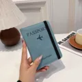 Ανοιχτή γαλάζια θήκη διαβατηρίου με μαύρη ελαστική ταινία, θήκη οργάνωσης ταξιδιού. - Μπλε