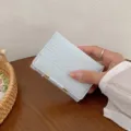 Γυναικείο κοντό πορτοφόλι με μοτίβο κροκόδειλου σε γαλάζιο χρώμα με πολλές θήκες καρτών. - Μπλε