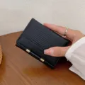Γυναικείο κοντό μαύρο πορτοφόλι με μοτίβο κροκόδειλου, κομψή θήκη καρτών από PU δέρμα. - Μαύρο