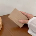 Elegante portafoglio corto con stampa coccodrillo da donna, porta carte pieghevole a scomparti. - Kaki