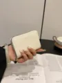 Κομψή λευκή θήκη καρτών πορτοφόλι με μεταλλικό φερμουάρ καρδιάς για καθημερινή χρήση. - Λευκό