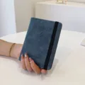 Portapasaportes de viaje azul oscuro con banda elástica, variante tarjetero RFID. - Azul marino