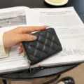Μαύρη καπιτονέ δερμάτινη θήκη καρτών με ασφαλές κλείσιμο με φερμουάρ και συμπαγή σχεδίαση. - Καρό-18 Κάρτες / Μαύρο