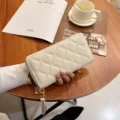 Γυναικείο καπιτονέ μακρύ πορτοφόλι, κομψή τσάντα χειρός με φερμουάρ και λουράκι καρπού, μπεζ. - Λευκό